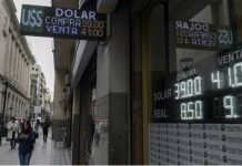 Moneda argentina ya vale la mitad que el peso mexicano