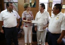 Entrega Alcalde cheque de 1 millón de pesos a Bomberos