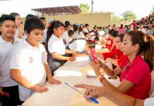 DIF entrega becas escolares a más de 2 mil niñas y niños