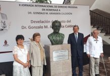 Develan busto del Dr. Gonzalo Armienta Calderón