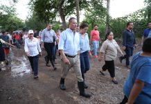 También en Culiacán Quirino recorre colonias afectadas por las lluvias