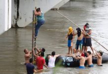 Migrantes reanudan cruce en balsas; al menos 500 ya se encuentran del lado mexicano