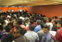 Usuarios superan capacidad del Metro y ¡Hasta rompen vidrio!