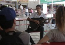 Aprendió de forma empírica a tocar guitarra