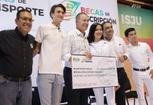 Quirino entrega becas de transporte y de inscripción a jóvenes de Sinaloa