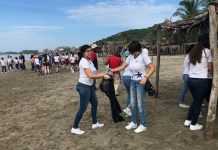 SECTUR efectúa jornada de limpieza de playas en la Isla de la Piedra