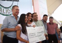 Entrega Quirino becas de transporte y de inscripción a jóvenes de Mazatlán