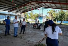 Brindan apoyo cadetes del INECIPE en escuelas de Teacapán tras el paso del huracán Willa”