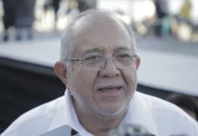 Quieren a ambulantes uniformados