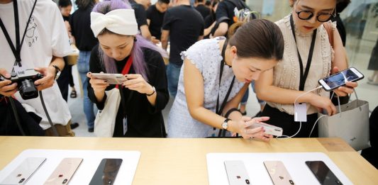 China prohíbe la venta de varios modelos de iPhone y las acciones de Apple caen enseguida