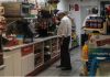 FOTOS: AMLO es captado comprando café en un Oxxo