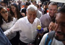 Arriba AMLO solo unos minutos a Mazatlán; promete regresar en enero