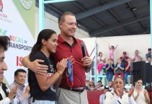 Entrega Quirino 300 becas de transporte a estudiantes de Concordia