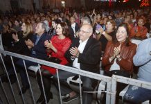 Una estrella de Navidad cae en la plazuela República