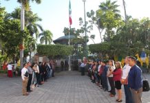 Izan y rinden honores a la bandera en la plazuela República