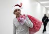 Los Obama ¡ayudan a Santa Claus! Con la entrega de regalos en hospitales