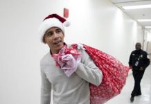 Los Obama ¡ayudan a Santa Claus! Con la entrega de regalos en hospitales