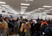 Protestan trabajadores en el AICM