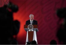 Amenazan con manta a AMLO por lucha contra el huachicoleo