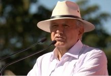 Anuncia AMLO academias de beisbol en todo el país