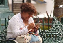 Con el celular… hasta en el baño