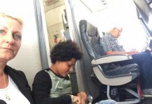 Familia viaja en el suelo de un avión; no existían sus asientos