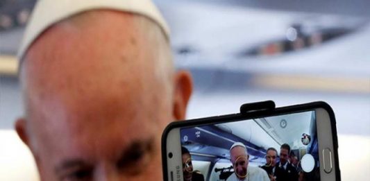 El papa Francisco abre su perfil en app religiosa para orar