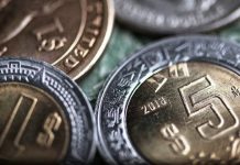 Peso inicia la semana con avance ante un dólar debilitado