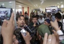 LOS REPORTEROS SE TROMPICABAN Y AMLO PARECÍA QUE LEVITABA