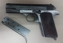 TRAS EFECTUAR DISPAROS AL AIRE, SE ESCONDE AL VER LA PRESENCIA DE POLICÍAS MUNICIPALES Y ABANDONA PISTOLA