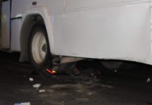 Se estrella motociclista contra camión