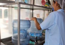 Actualizan y capacitan a verificadores y dictaminadores de establecimientos productores de agua purificada y hielo para consumo humano.