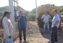 Se compromete alcalde a construir campo de futbol a la primaria de Matatan
