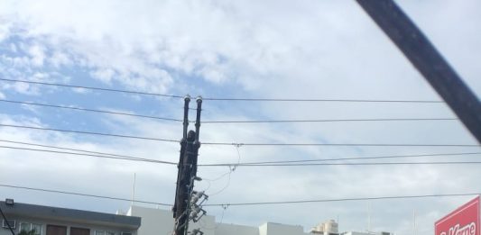 Trailer arranca poste y deja expuestas líneas de electricidad