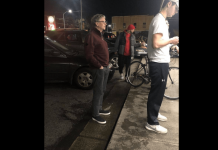 Captan a Bill Gates en la fila de las hamburguesas