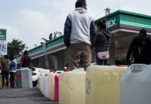 (VIDEO) Policías y presuntos ladrones se enfrentan en una gasolinera