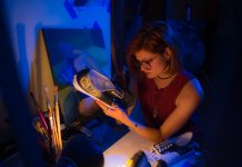 Joven pintora causa furor con diseño personalizado de Tenis