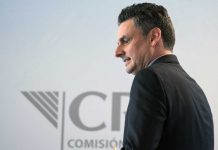 Acusa López Obrador a titular de la CRE de conflicto de interés