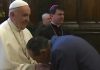 El Papa desata polémica por ‘esquivar’ besos de fieles