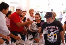 DIF Sinaloa entrega pescado a familias de colonias populares