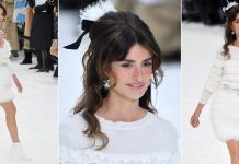 Penélope Cruz rinde homenaje a Karl Lagerfeld desfilando para Chanel