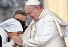 Portavoz del Vaticano explica por qué el Papa no dejó que besaran su anillo
