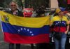 A favor y en contra de Maduro, venezolanos se manifiestan en la embajada en México (VIDEO)