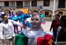 Develan busto de López Obrador, obra de escultor polémico
