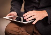 Niño bloquea el iPad de su papá por casi medio siglo