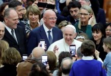 El Papa llama a jóvenes a no ser ‘esclavos’ de celulares