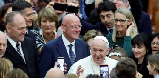 El Papa llama a jóvenes a no ser ‘esclavos’ de celulares