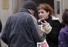 TURISTA LE DA PIZZA A VAGABUNDO; ERA RICHARD GERE EN RODAJE