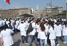 Médicos residentes paran labores en 68 hospitales del país por falta de pago
