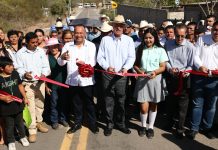 Entrega Quirino carretera El Paredón Colorado- Presa El Salto